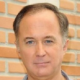 路易斯·貝爾梅霍 - 父仇心切演員 飾演Manolo