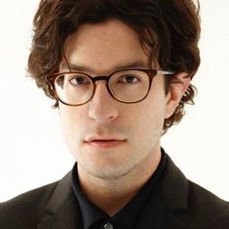 Sergi Martos - 鳥與蜜蜂演員 飾演French Waiter