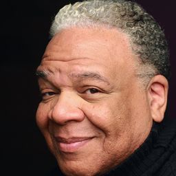 肯·佩奇 飾演 Old Deuteronomy