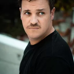 費德瑞克·林克曼 飾演 Frank