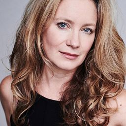 Amanda Douge 飾演 Liz Price