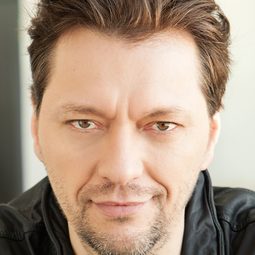 Hugo Giroux - 末日捍衞演員 飾演Gars du train