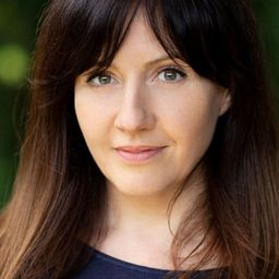 Daisy Ashford 飾演 Becky