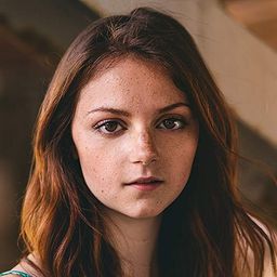 Jessica Clement 飾演 Lillian