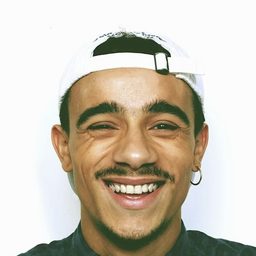 伊維克·勒提克協 飾演 Djamal