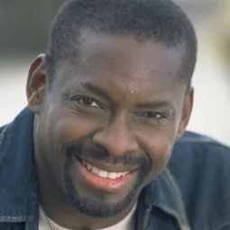 布魯斯·楊格 - 領帶之謎演員 飾演Gil Chandler