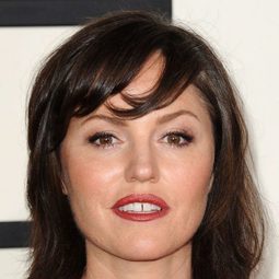 喬雅·福克斯 飾演 Leonard's Wife