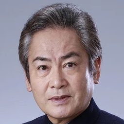 宅麻伸 飾演 Sato Hitomi