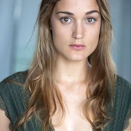 Laura Frederico 飾演 Daughter