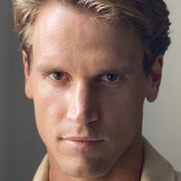 Trevor Van Uden - 宿劫演員 飾演Officer #2