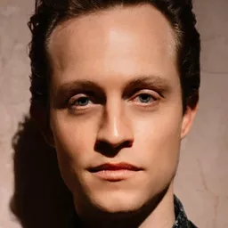 Brenton Ryan 飾演 Spoletta