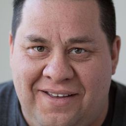 Jake Suazo 飾演 Lyle