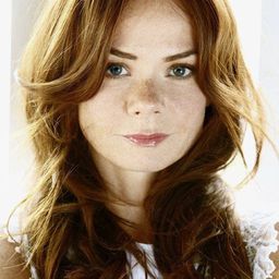 Nadia Litz 飾演 Phoebe