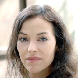 Lena Sabine Berg 飾演 Henriette Zahnert