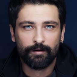 Onur Tuna 飾演 Atıl