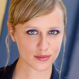 Betsy Holt 飾演 Leah