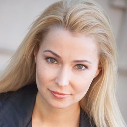 Kelly Delson 飾演 Tabby