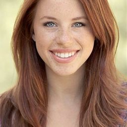 Allie Trimm 飾演 Chloe