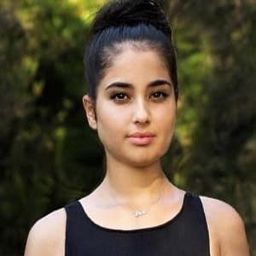 米娜·法里德 飾演 Naïma