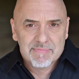 Stephen David Calhoun 飾演 Antonio Pinzetti