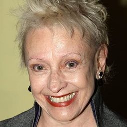 Roberta Maxwell 飾演 Sarah Archer