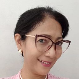 Pipien Putri 飾演 Mbah Putri