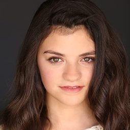 Eva Bella 飾演 Young Elsa (voice)