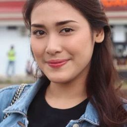 Andania Suri 飾演 Adian