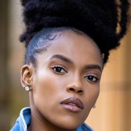 Katlego Lebogang 飾演 Thando Mokoena