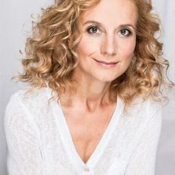 Auguszta Tóth - Glass Tiger 3演員 飾演Feleség