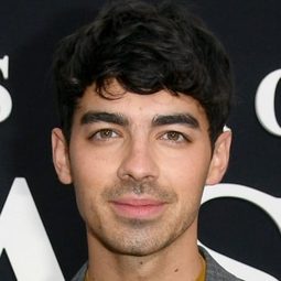 喬·強納斯 飾演 Self