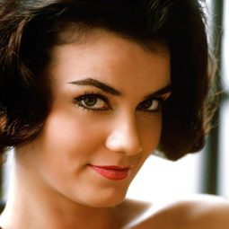 Delores Wells 飾演 Reena