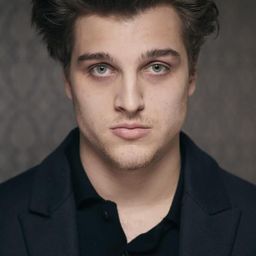 Jonas Dassler 飾演 Erik Babinsky