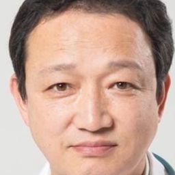 Park Yong 飾演 Minister Shin