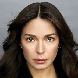 Agniya Ditkovskite 飾演 Nastusya