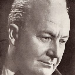 Costache Antoniu 飾演 Priest