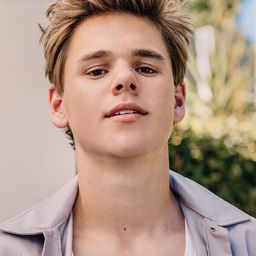 Gavin White 飾演 Junior