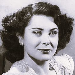 Jacqueline Dalya 飾演 Helena