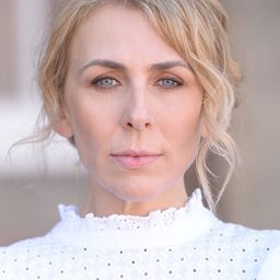 Belinda Gosbee 飾演 Martha