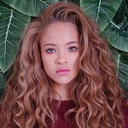 雪兒比·西蒙斯 飾演 Mia (voice)