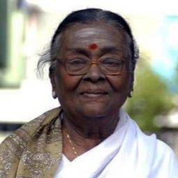S. N. Lakshmi 飾演 Meiyaththa's Mother