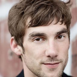 Aaron Hitz 飾演 Ernst Kamm