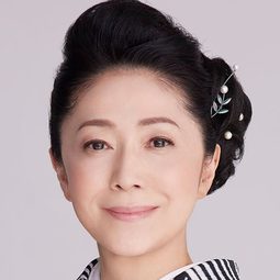 石川さゆり 飾演 Mama