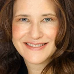 Bonnie McNeil 飾演 Patricia