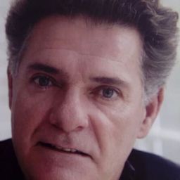 艾瓦羅·羅伊格 飾演 Tío