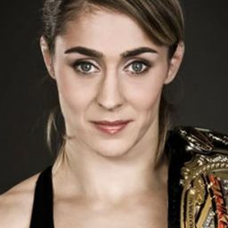 Marloes Coenen 飾演 Airport guard