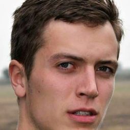 莫騰·馮·西蒙森 飾演 Henrik Andersen