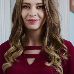 Tuğçe Kurşunoğlu - 我孫子的瘋狂割禮演員 飾演Resepsiyon Görevlisi 2