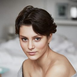 Ruby Dagnall 飾演 Young Actor