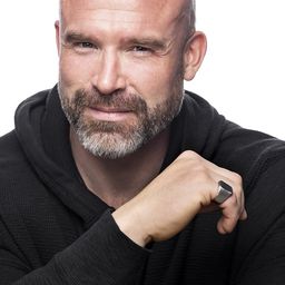 Thomas Forbes-Johnson 飾演 Julian